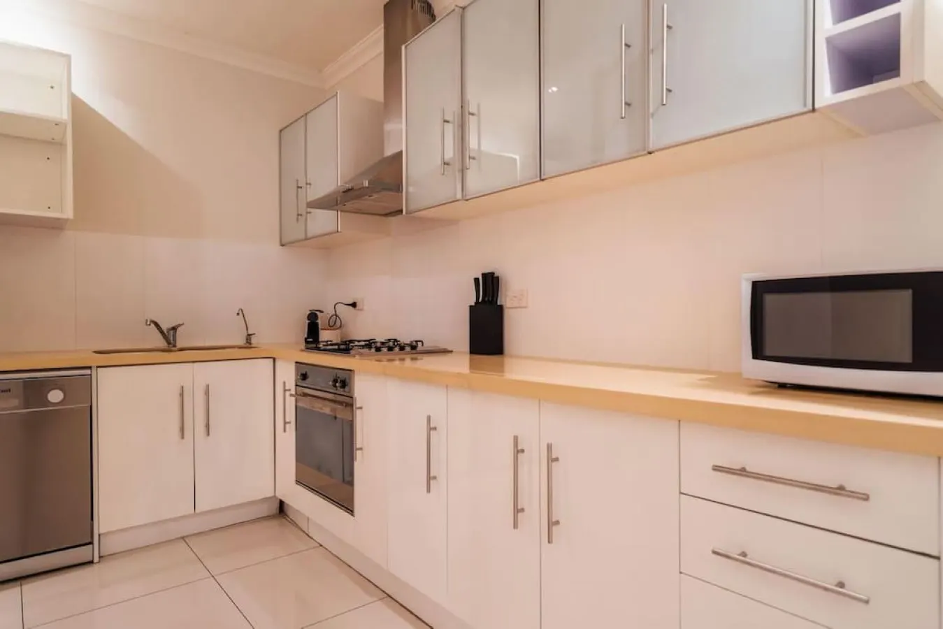 Serene on Grenfell - A Vibrant City Stay 12