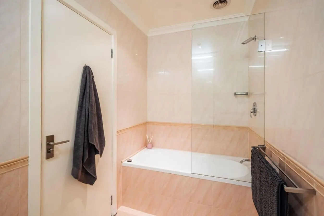 Serene on Grenfell - A Vibrant City Stay 17