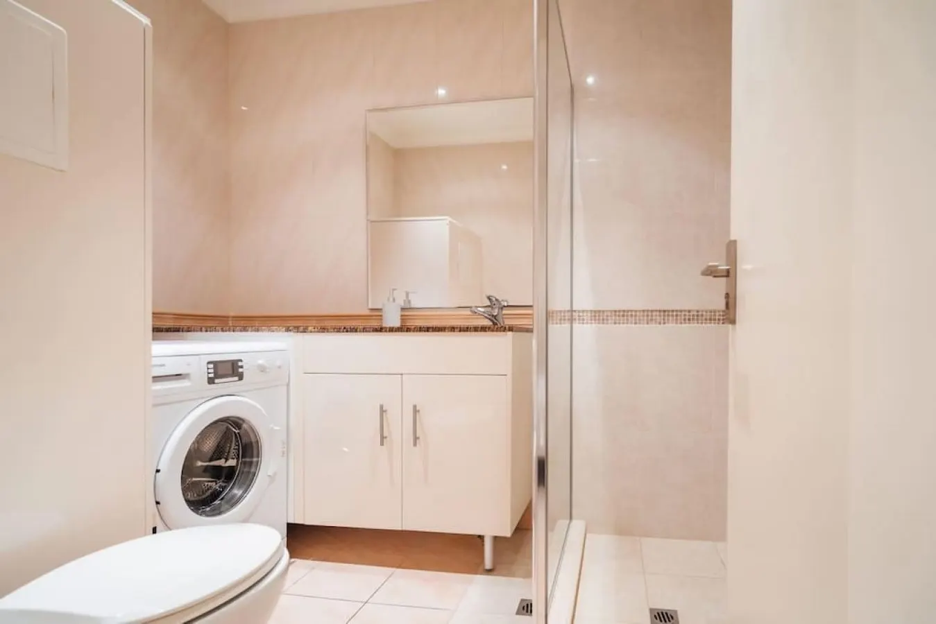 Serene on Grenfell - A Vibrant City Stay 20