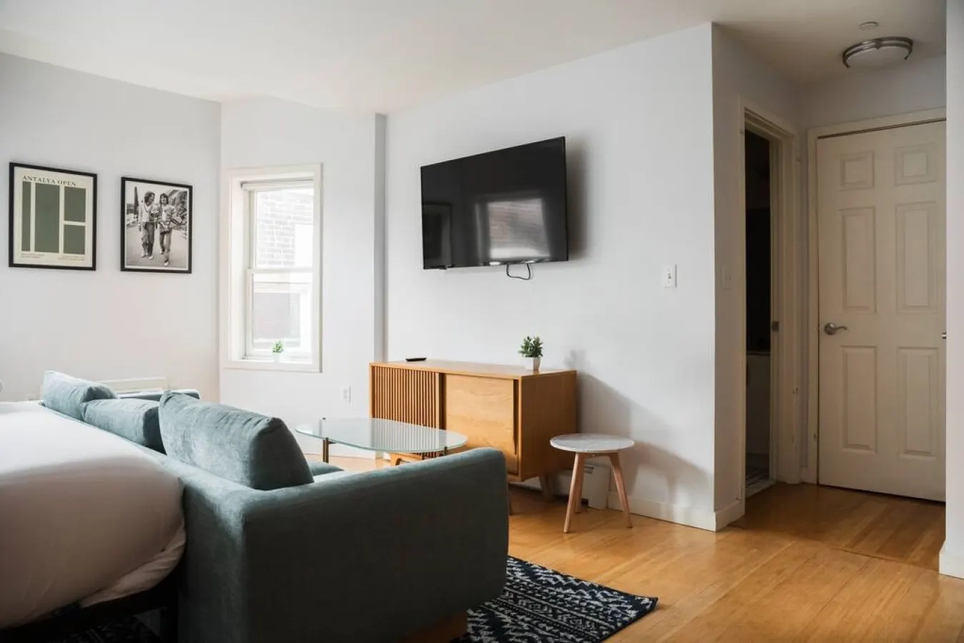 Charming & Chic Studio Apartment 2