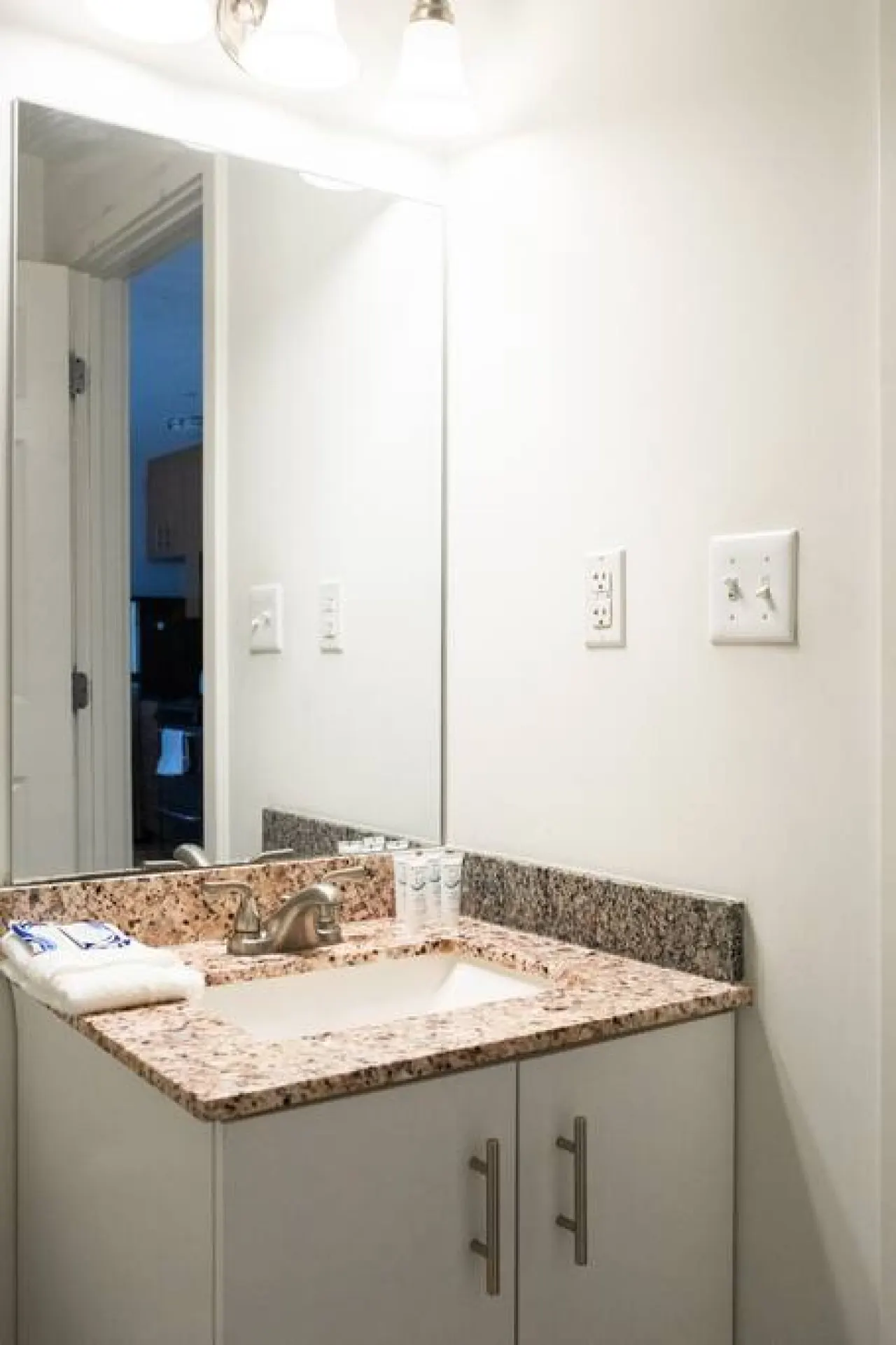 Charming & Chic Studio Apartment 7