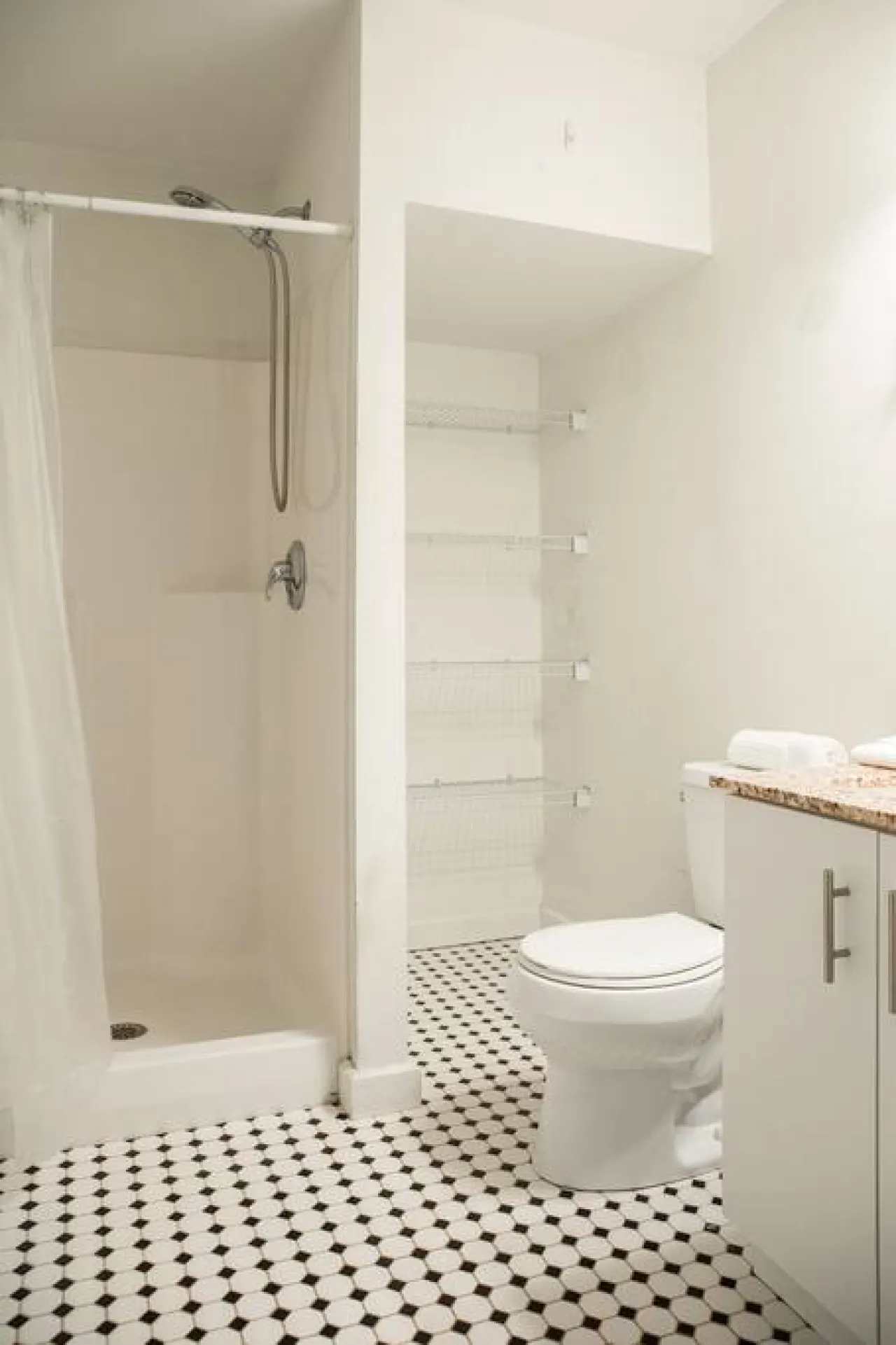 Charming & Chic Studio Apartment 8