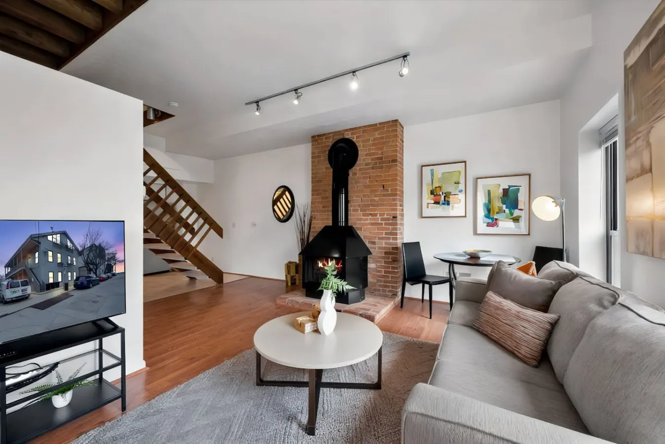 1BR Condo Steps to the Monastery, Cafes, and Resaurants 1