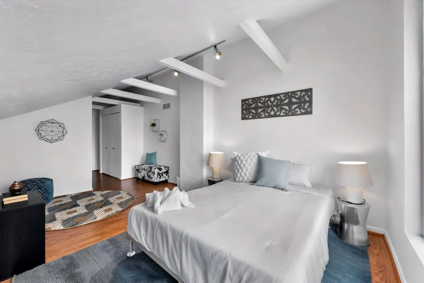 1BR Condo Steps to the Monastery, Cafes, and Resaurants 2