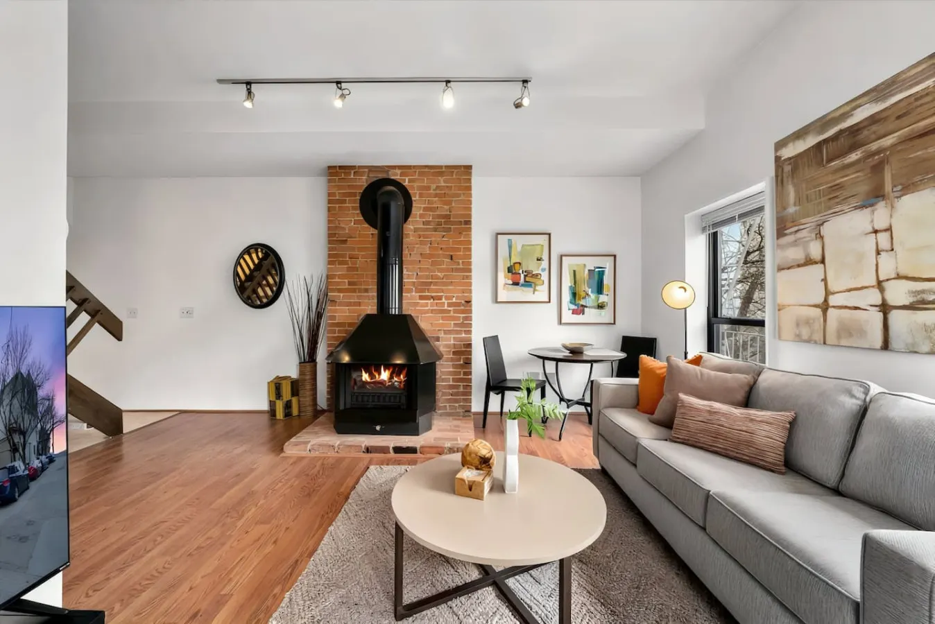 1BR Condo Steps to the Monastery, Cafes, and Resaurants 9