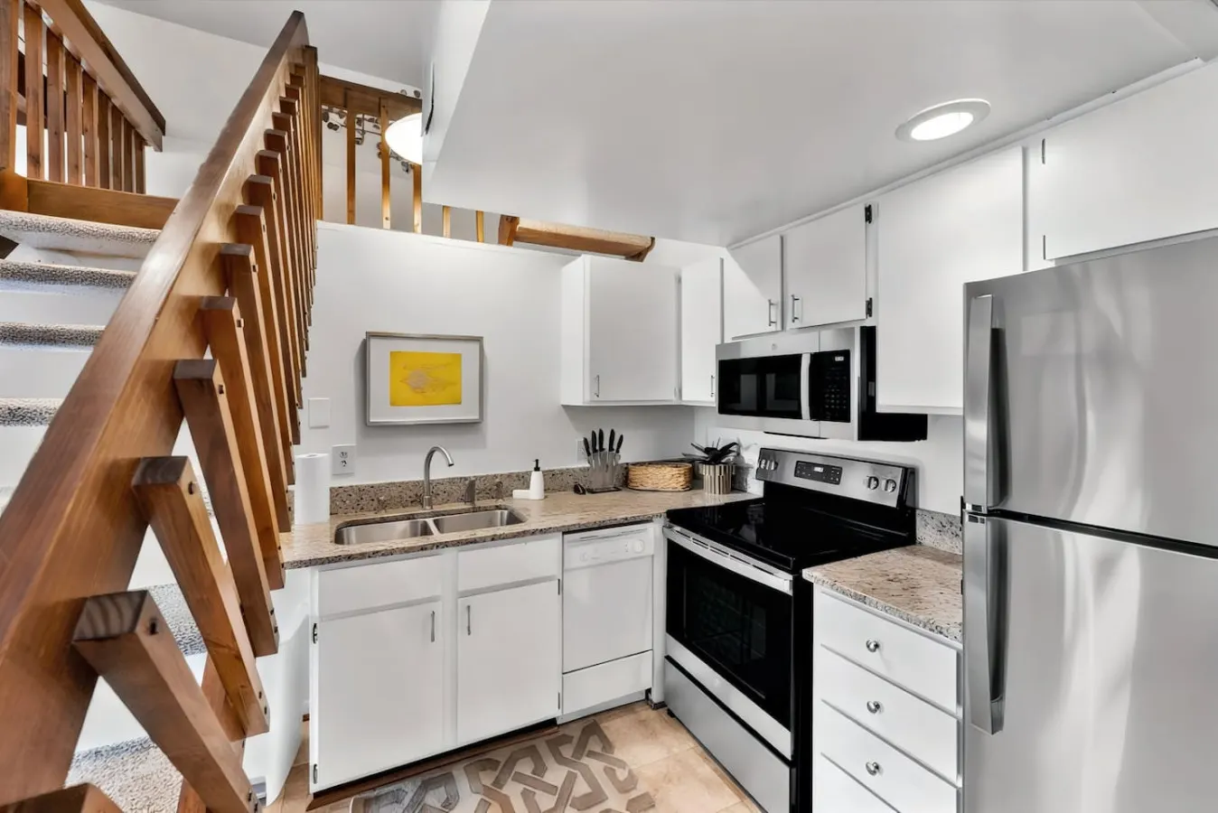 1BR Condo Steps to the Monastery, Cafes, and Resaurants 10