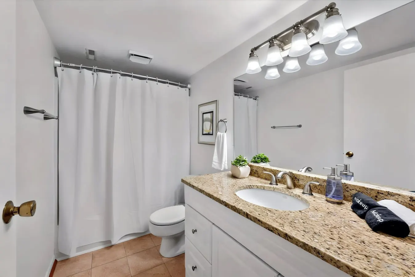 1BR Condo Steps to the Monastery, Cafes, and Resaurants 12
