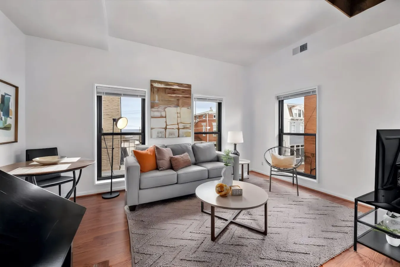 1BR Condo Steps to the Monastery, Cafes, and Resaurants 3