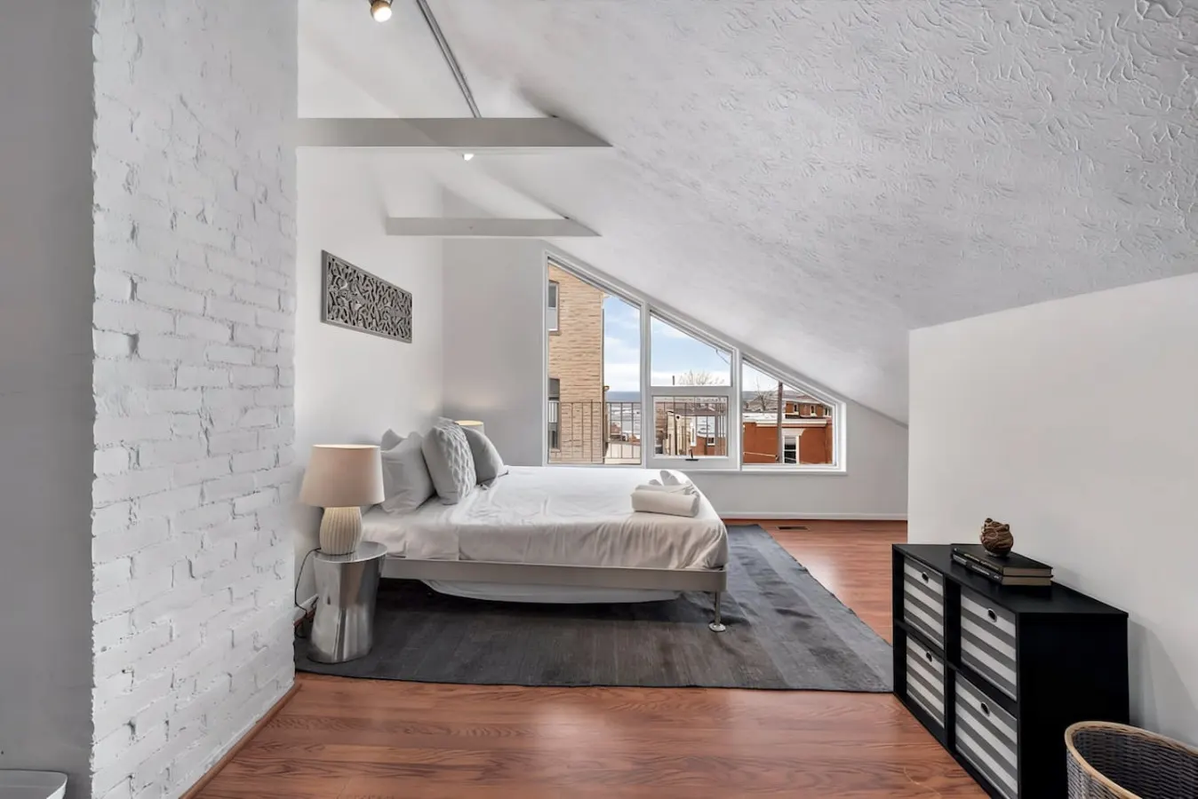 1BR Condo Steps to the Monastery, Cafes, and Resaurants 6