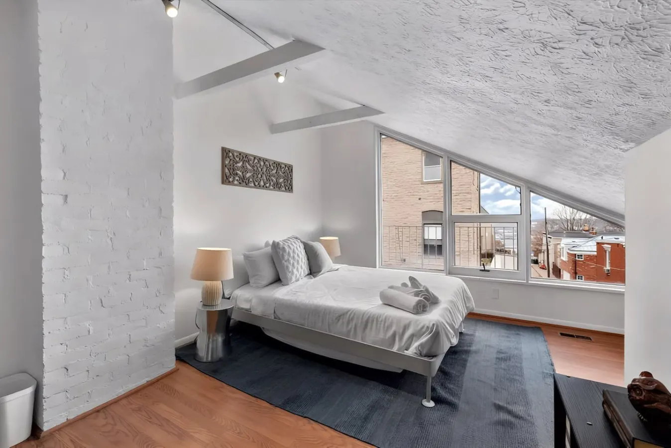 1BR Condo Steps to the Monastery, Cafes, and Resaurants 8