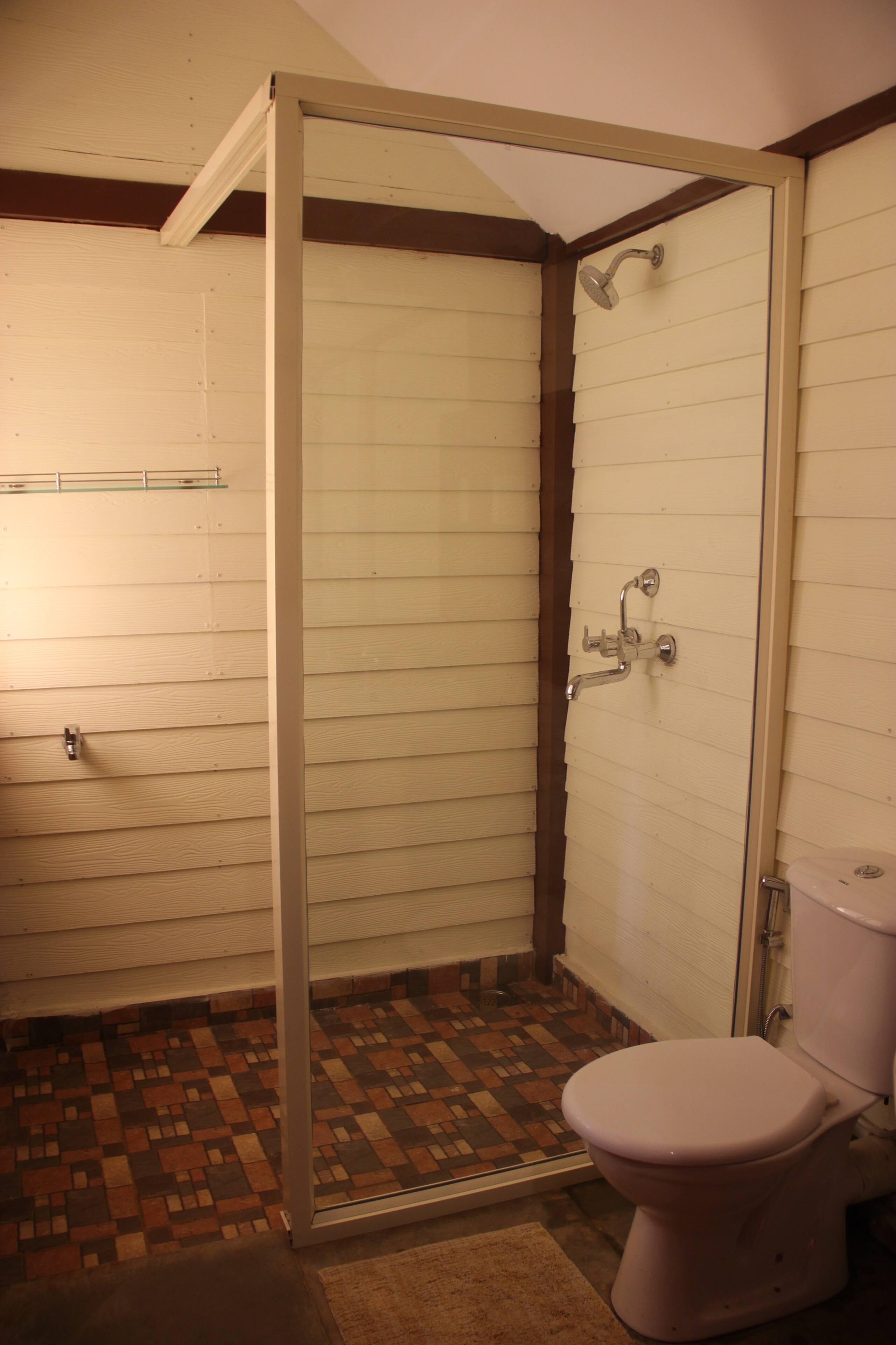 Red Wooden cottage 50 meter from Beach 10