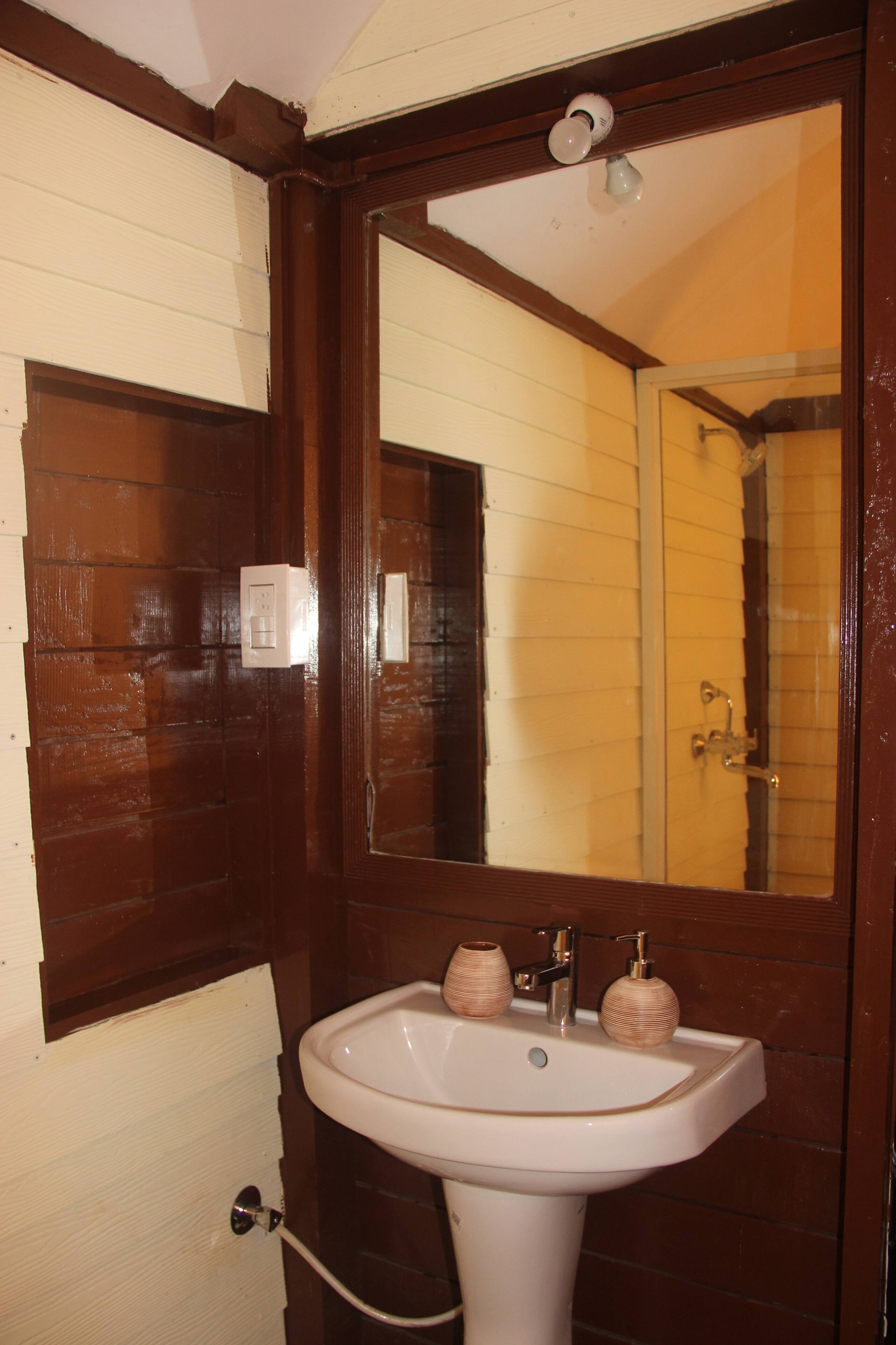Red Wooden cottage 50 meter from Beach 11