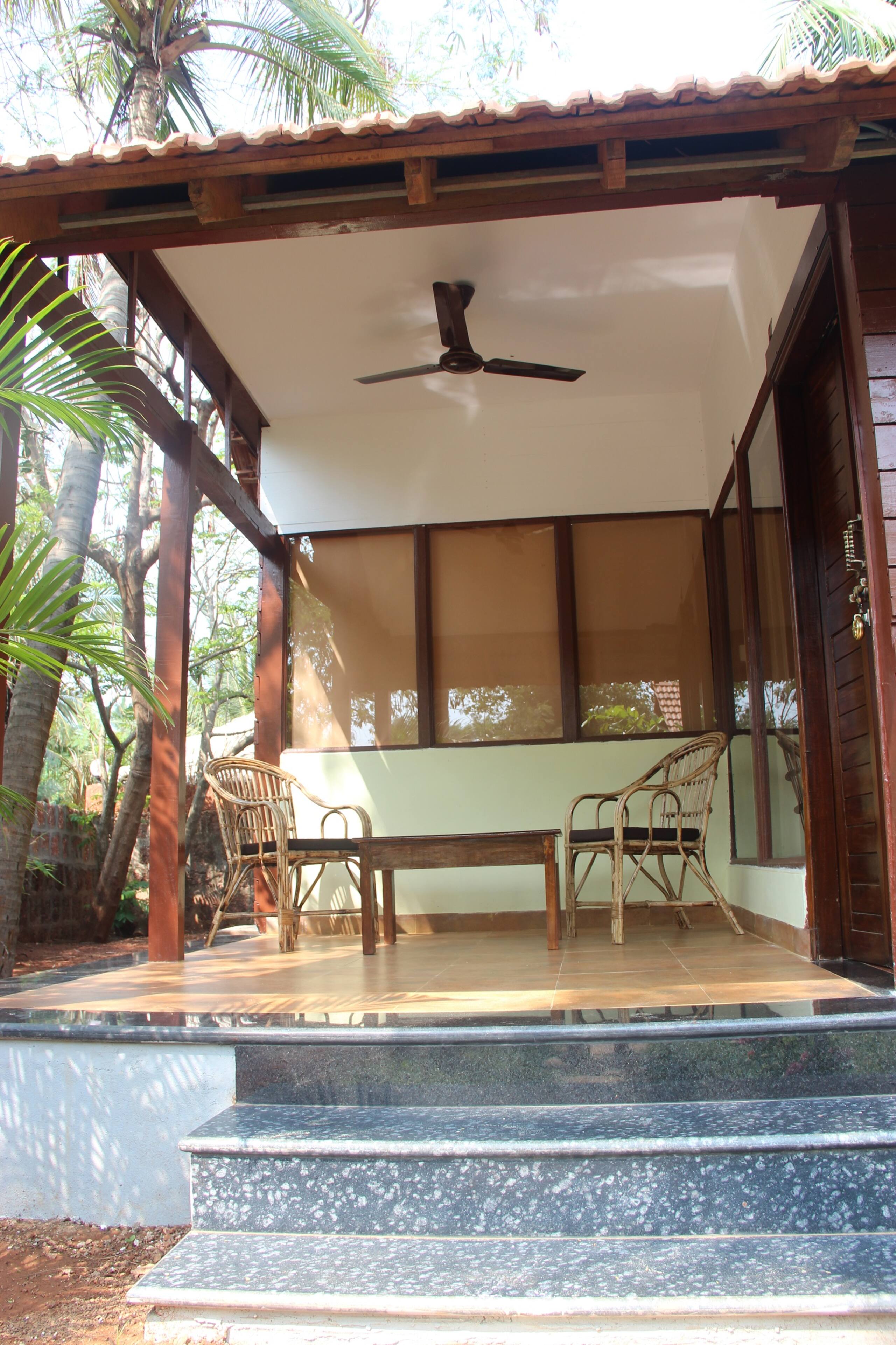 Red Wooden cottage 50 meter from Beach 7