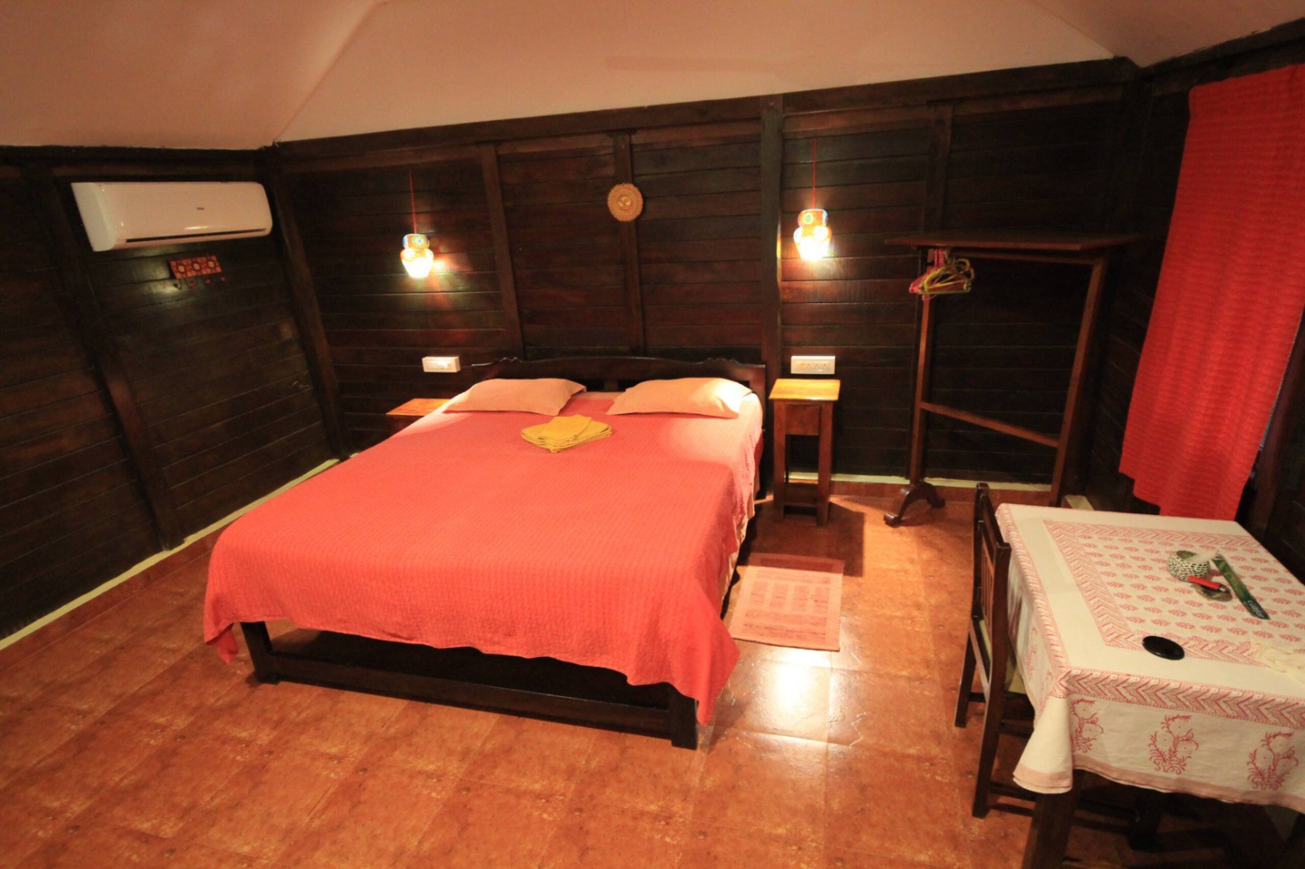 Red Wooden cottage 50 meter from Beach 17