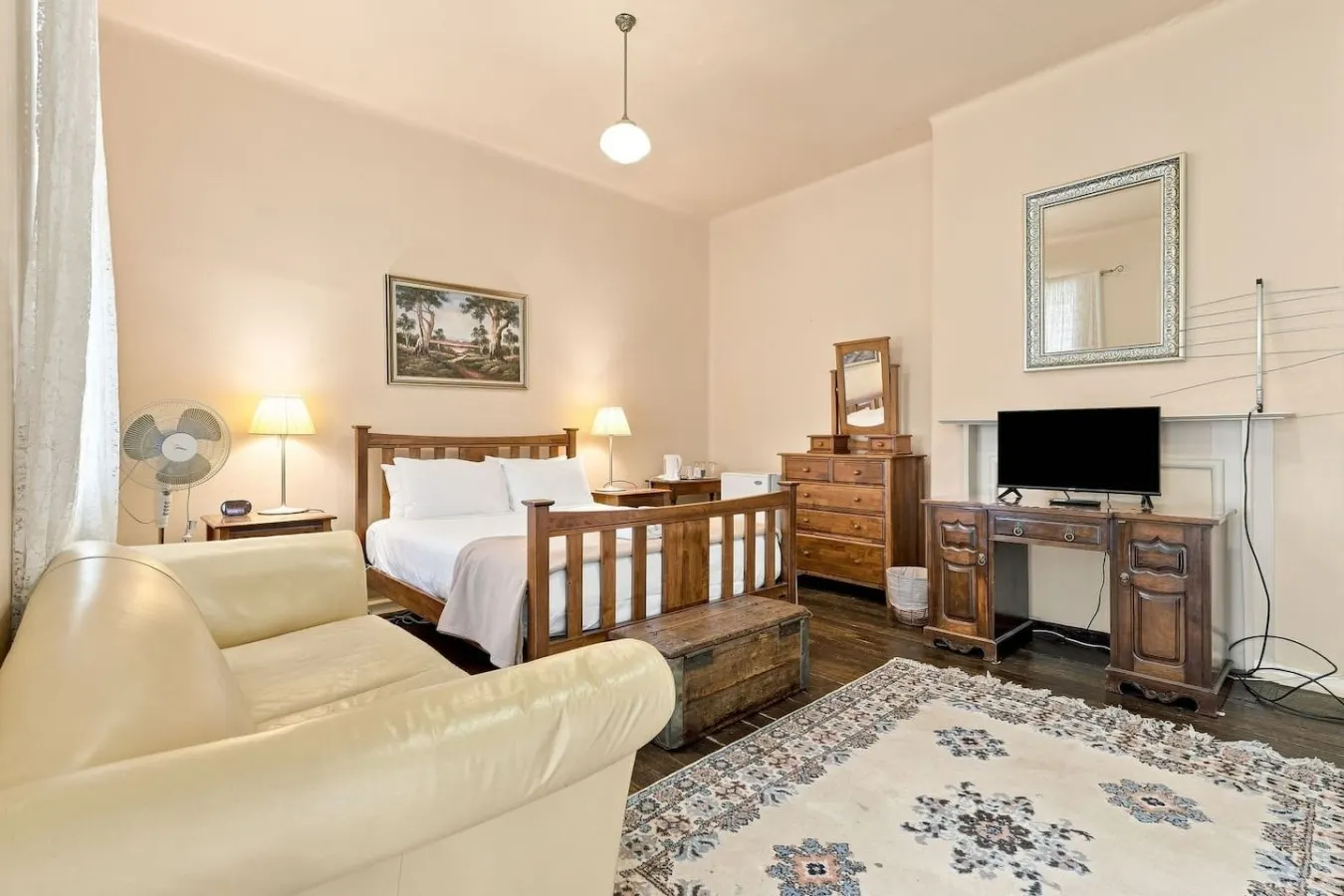 Edinburgh Deluxe Family Suite + Ensuite 9