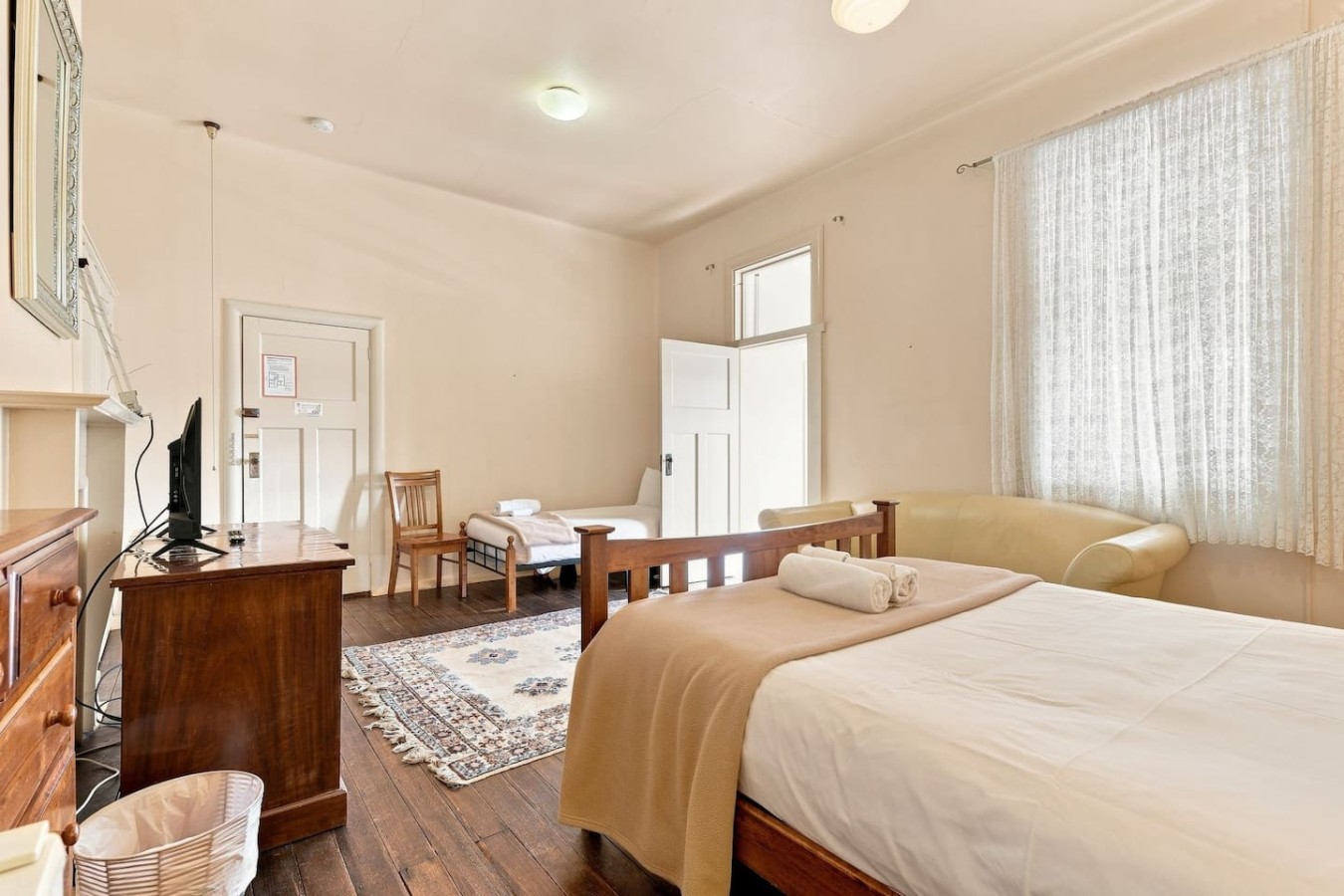 Edinburgh Deluxe Family Suite + Ensuite 3