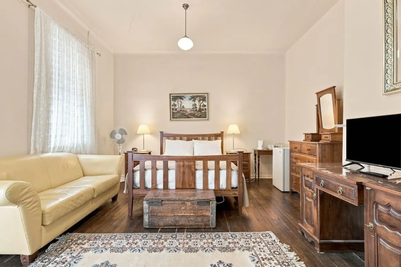 Edinburgh Deluxe Family Suite + Ensuite 7