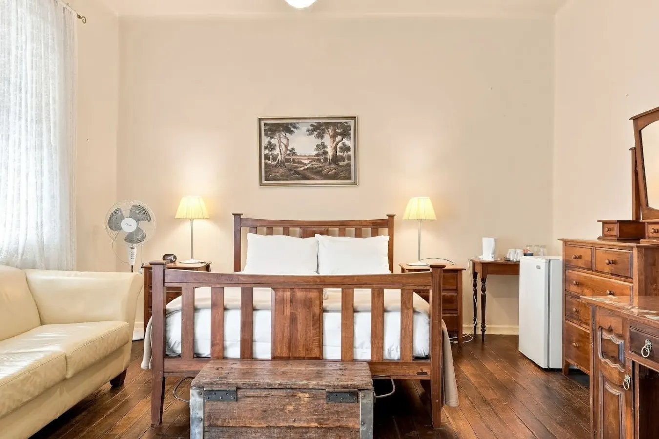 Edinburgh Deluxe Family Suite + Ensuite 8