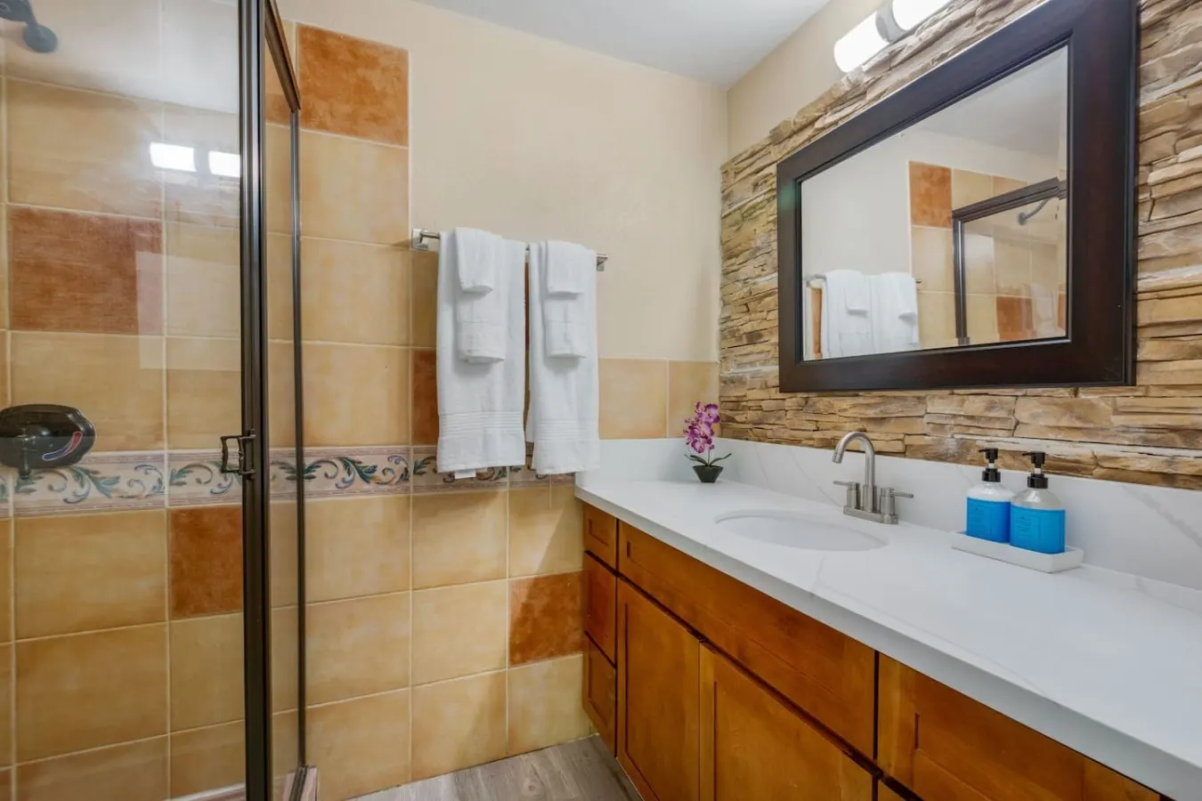 MV Pylos - Central - Nearby Restaurants/Freeway 19