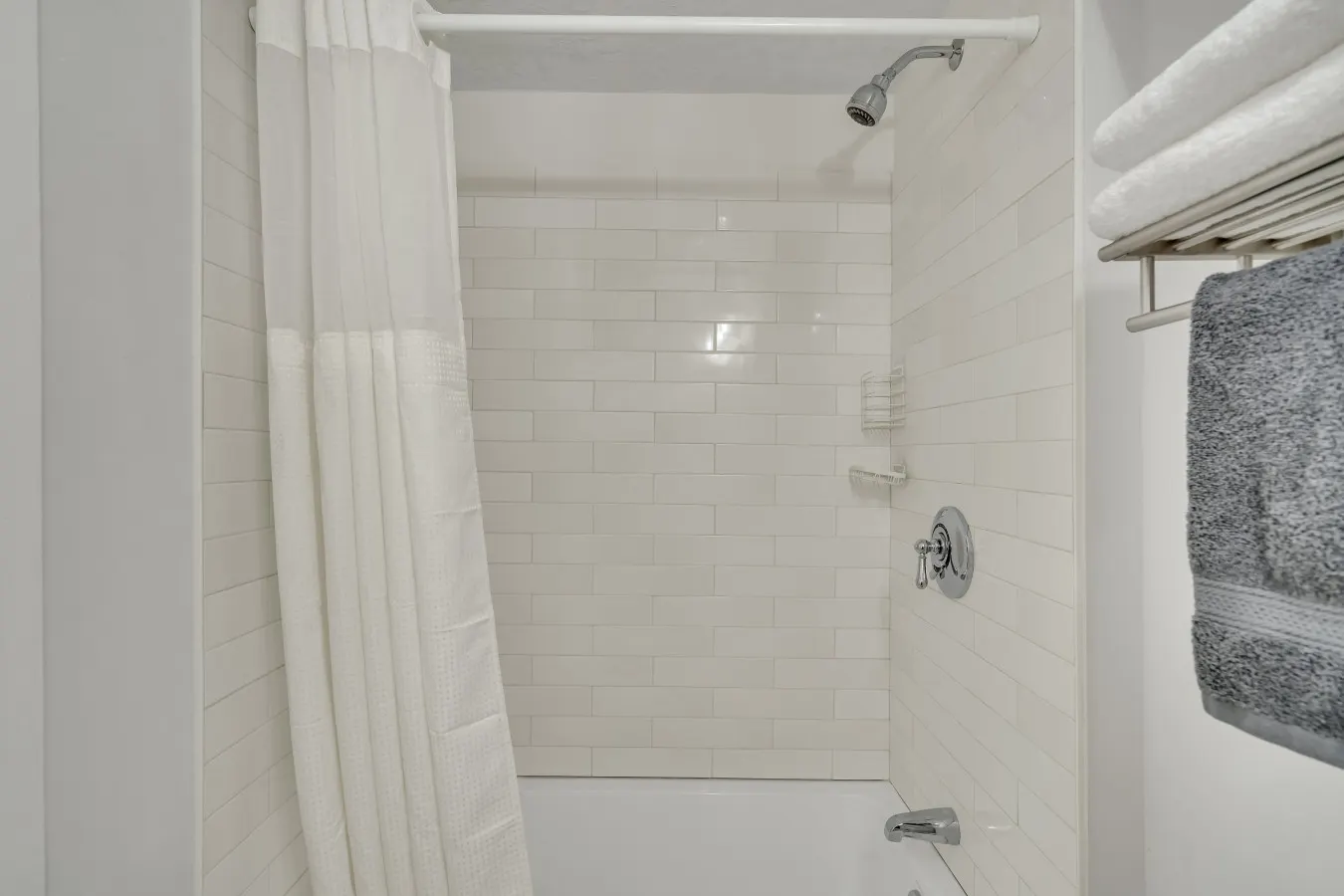 Modern 3BR Apartment: 4 Bed, 2 Bath, 2 Floors, Games & BBQ — photo 4