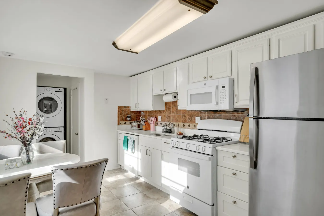 Modern 3BR Apartment: 4 Bed, 2 Bath, 2 Floors, Games & BBQ — photo 5