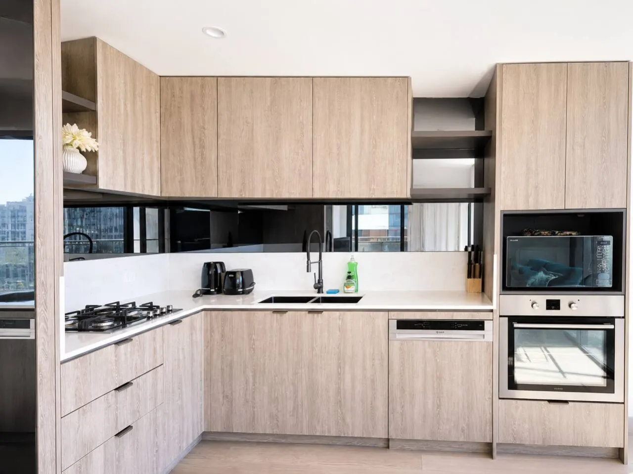 Elegant 2BR Apartment in Zetland — photo 2