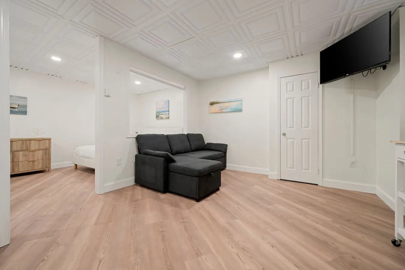 King Jacuzzi Suite | The Beachside Co. #9 — photo 2