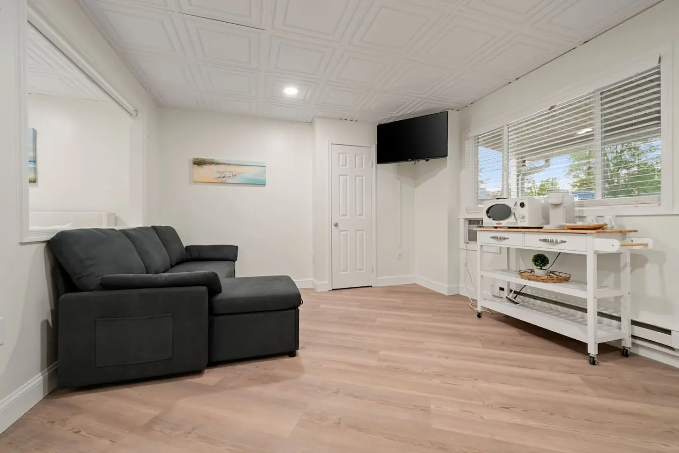 King Jacuzzi Suite | The Beachside Co. #9 — photo 3