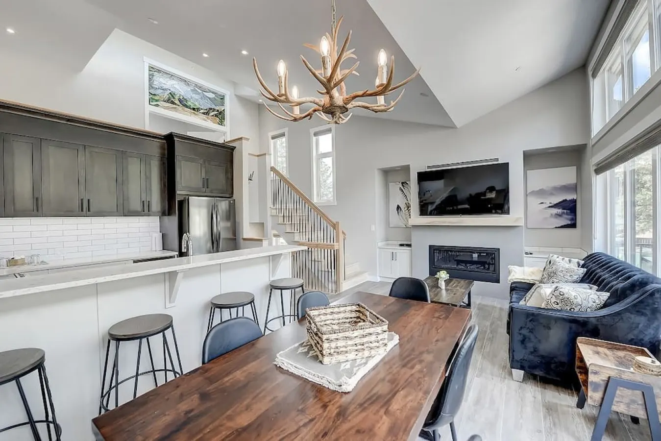 Panoramic Mountain Views, BBQ and Outdoor Patio 1