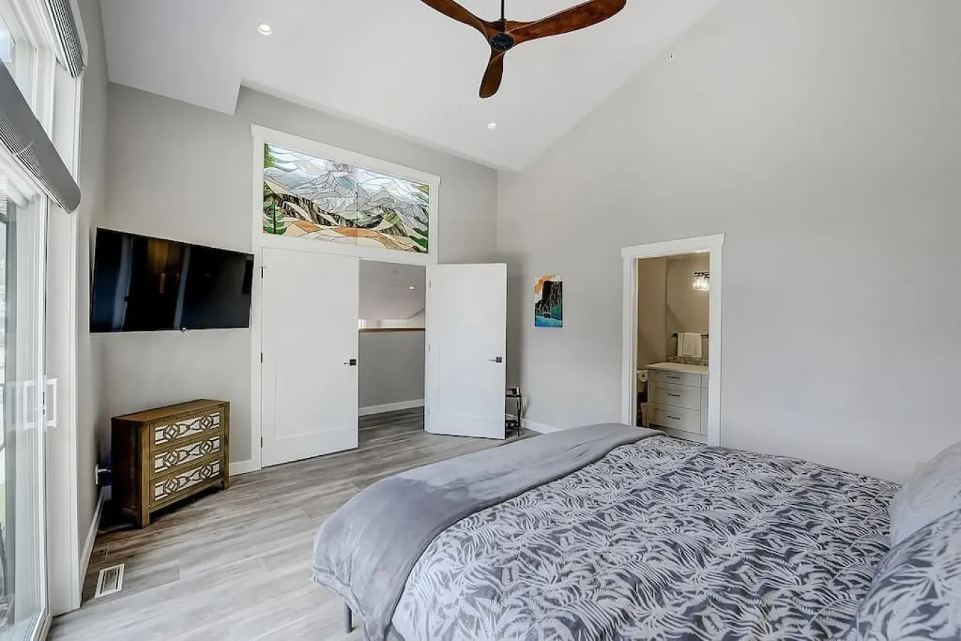 Panoramic Mountain Views, BBQ and Outdoor Patio 9