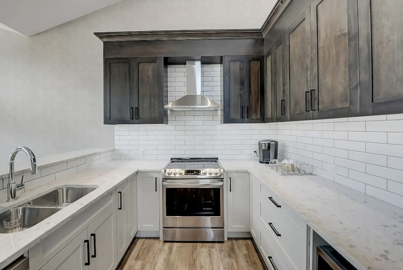 Panoramic Mountain Views, BBQ and Outdoor Patio 10