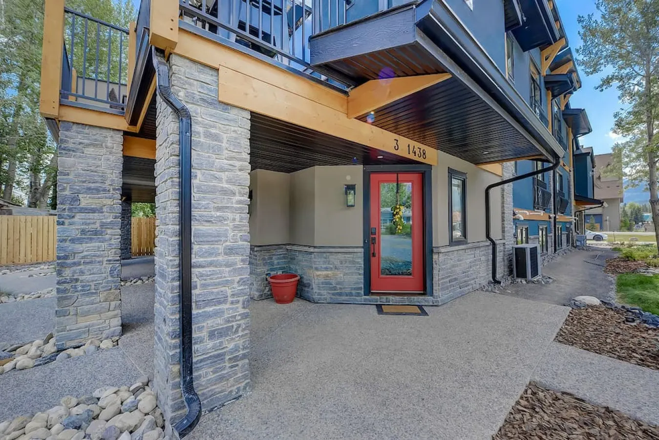 Panoramic Mountain Views, BBQ and Outdoor Patio 19