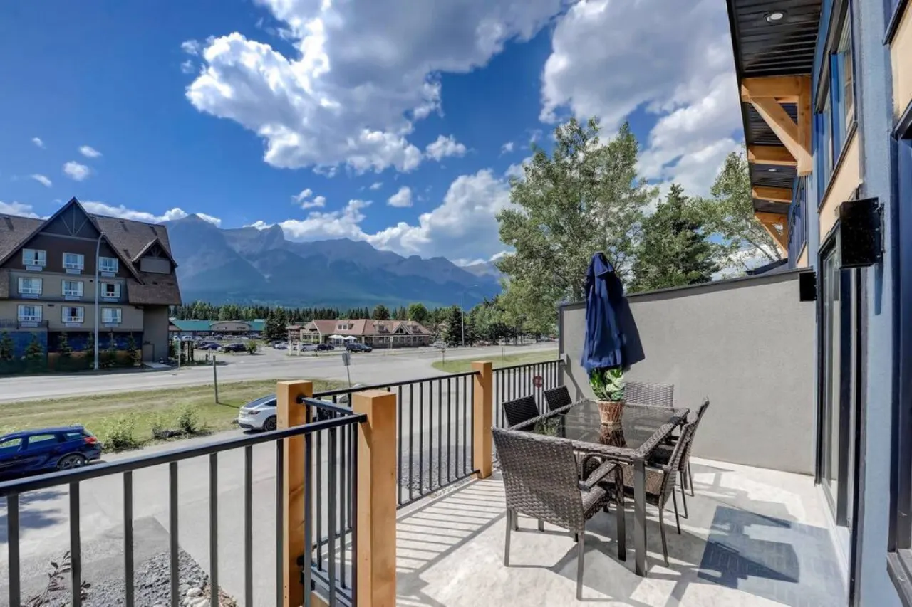 Panoramic Mountain Views, BBQ and Outdoor Patio 6