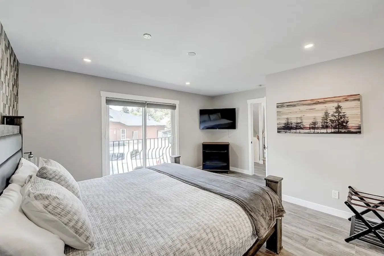 Panoramic Mountain Views, BBQ and Outdoor Patio 8