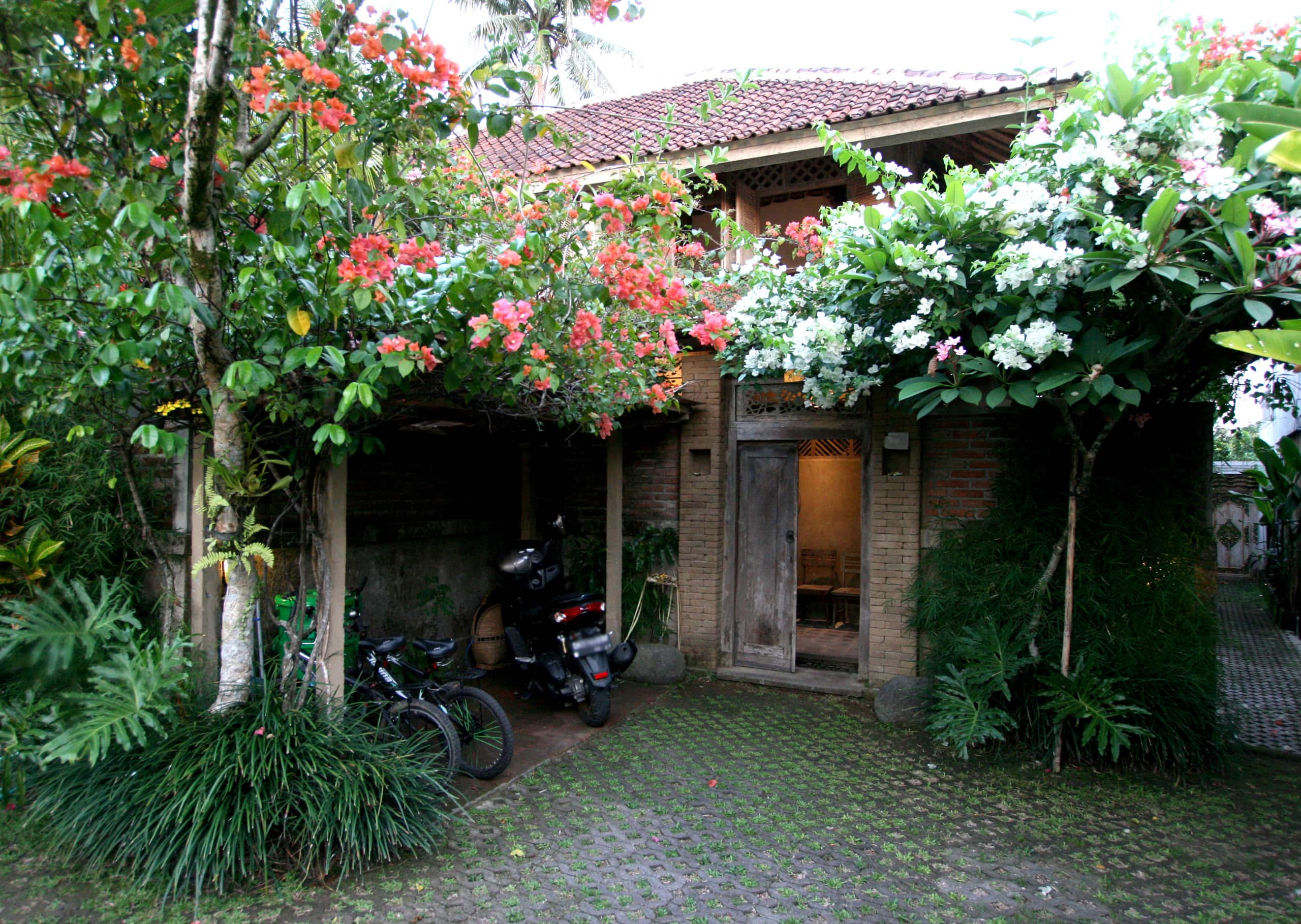 Noka House: Wabi-sabi Artist Eco Villa in Ubud 20
