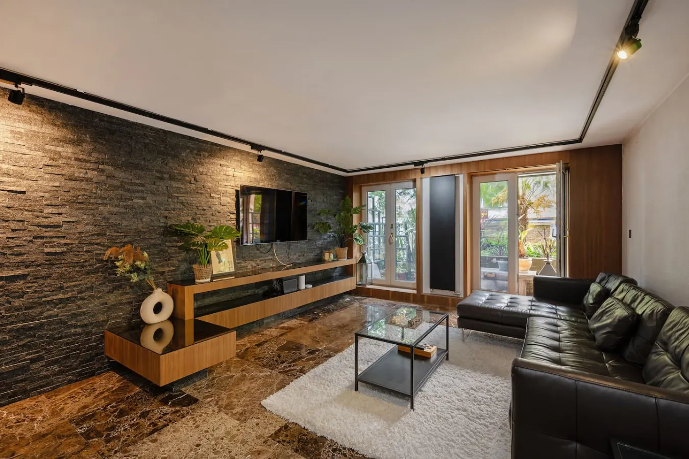 Deluxe Apt | 24/7 Security & Private Terrace
