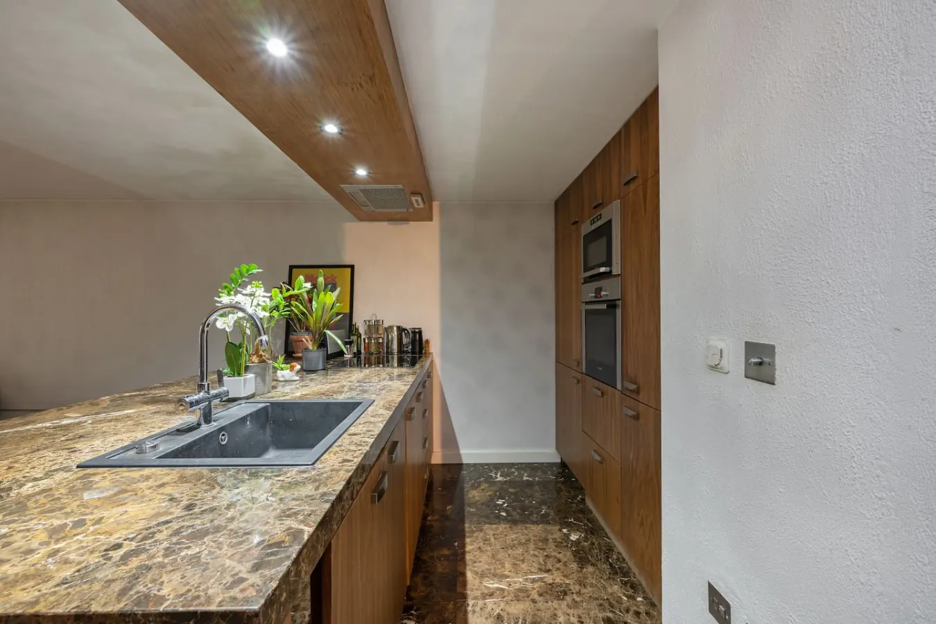 Deluxe Apt 24/7 Security & Private Terrace 9