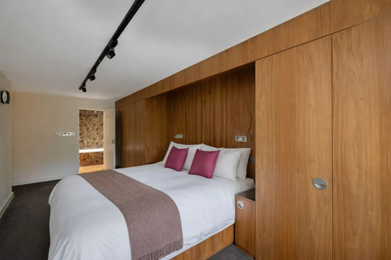Deluxe Apt 24/7 Security & Private Terrace 12