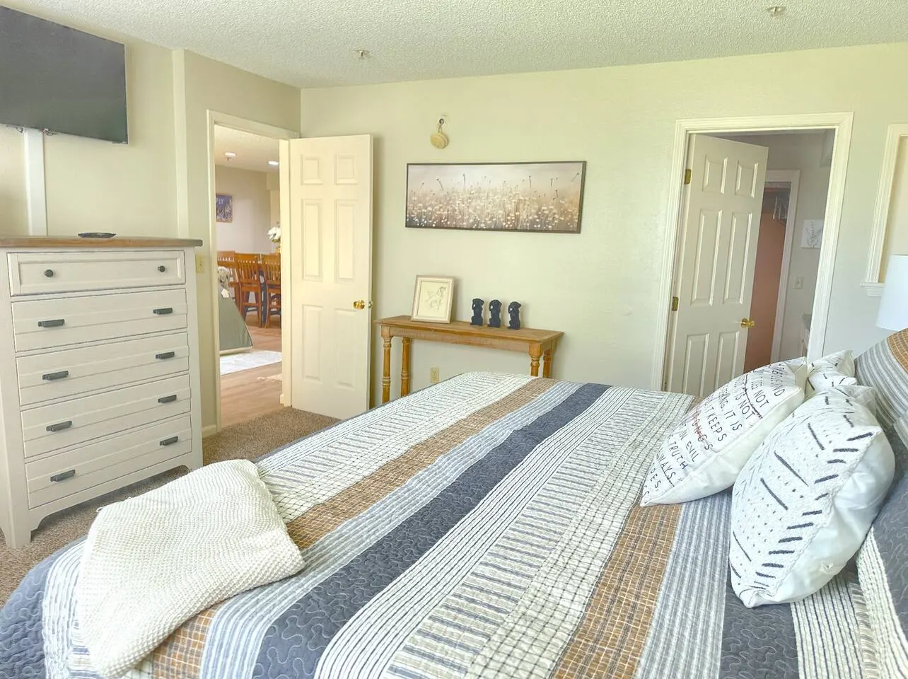 All New, Hot tub, 2 Pools, Sauna, 3 Min to Strip! 17