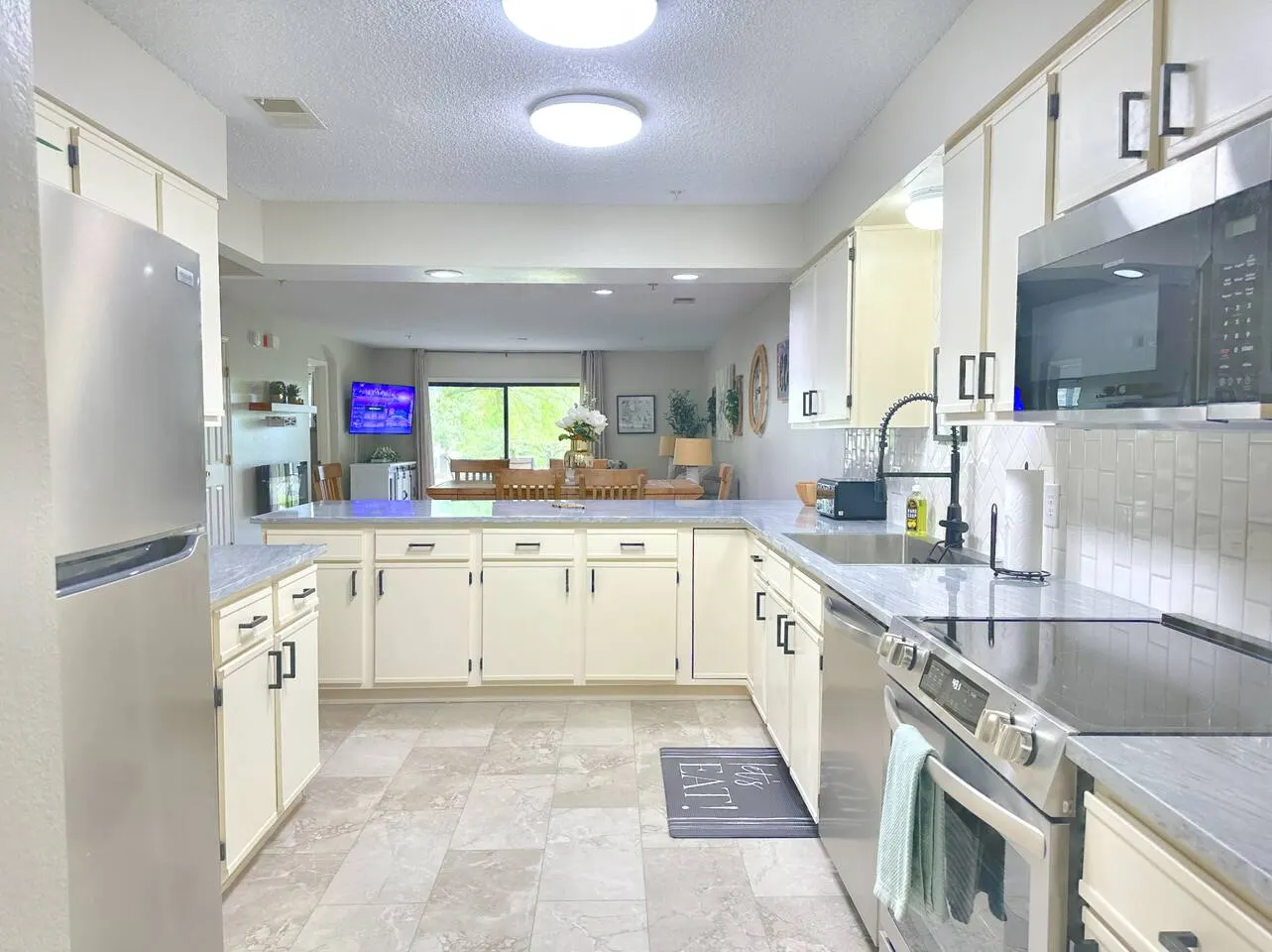 All New, Hot tub, 2 Pools, Sauna, 3 Min to Strip! 7