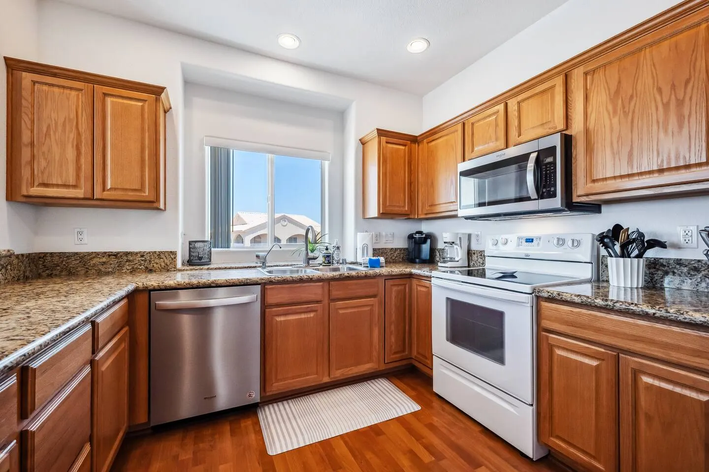 Minutes to Casinos 3 bd Condo Pool Sleeps 8 14