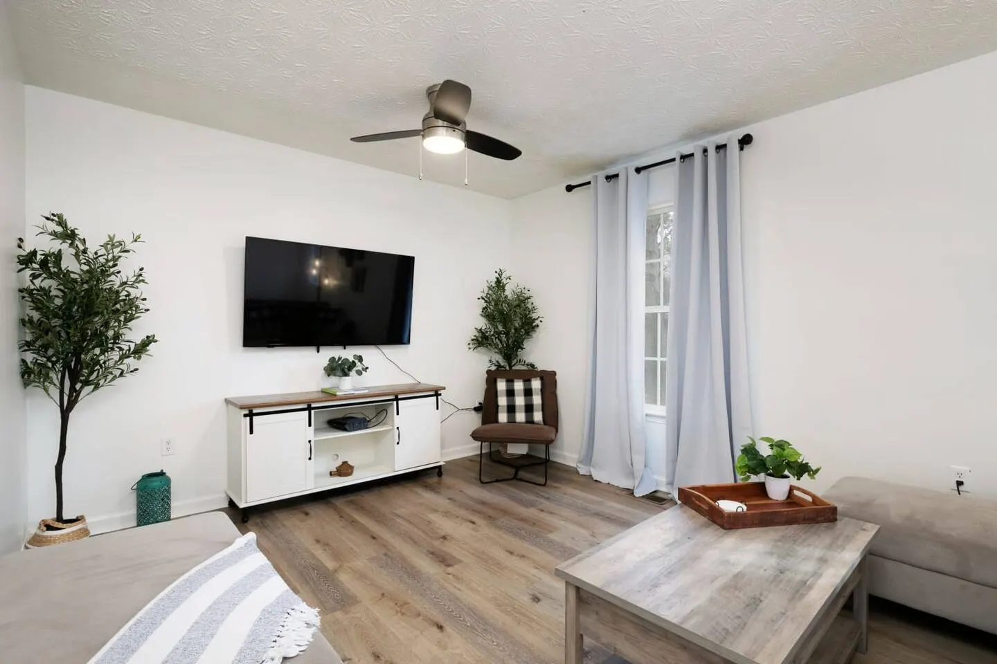 Bright Townhome with THREE KING-SIZE beds — photo 2