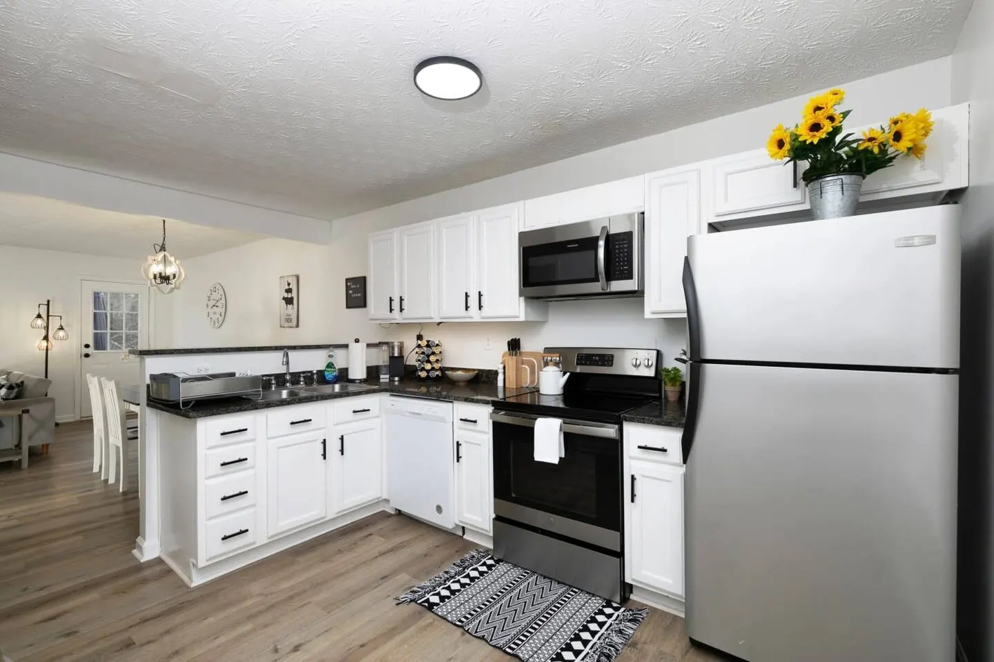 Bright Townhome with THREE KING-SIZE beds 9