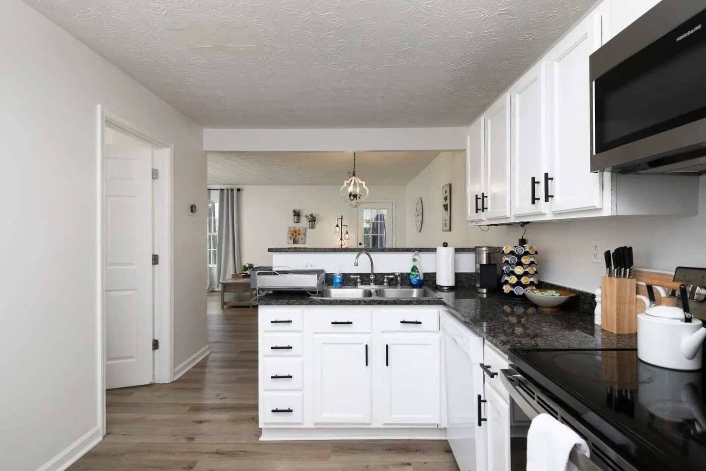 Bright Townhome with THREE KING-SIZE beds 10