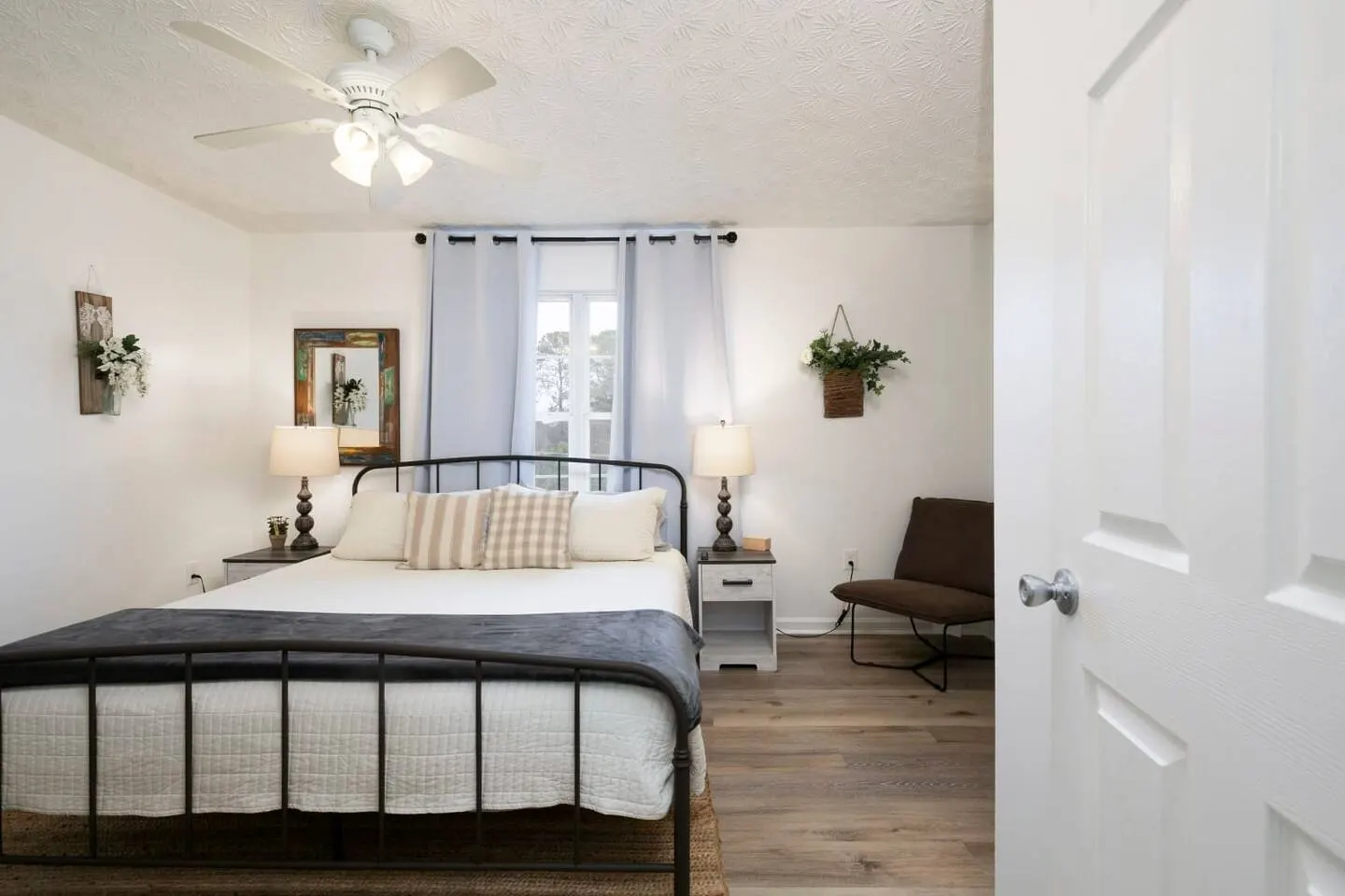 Bright Townhome with THREE KING-SIZE beds — photo 3
