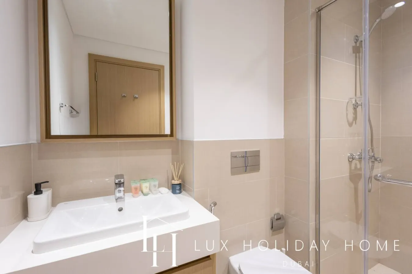 LUX The Creekside Skyline View Suite 19