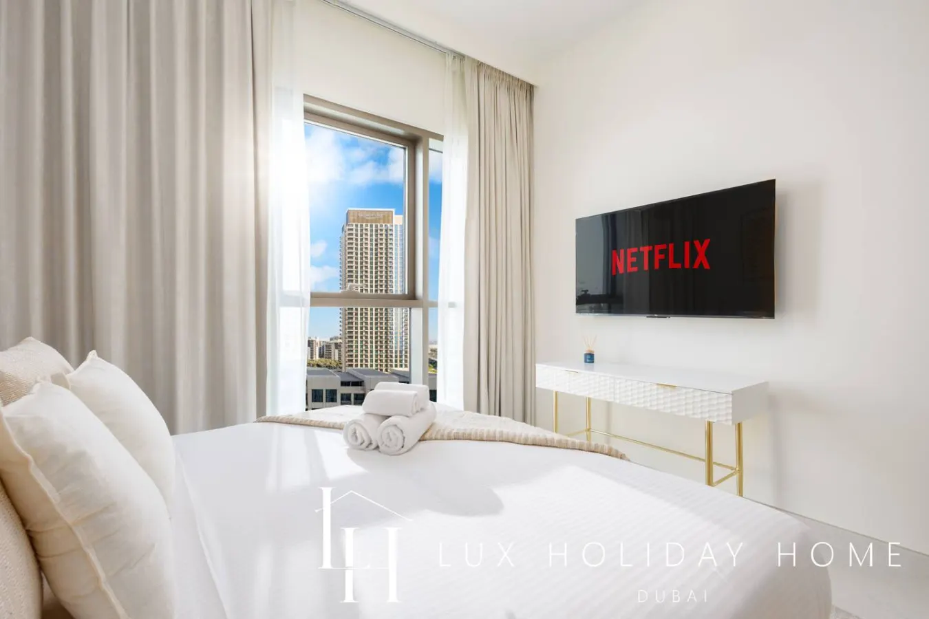 LUX The Creekside Skyline View Suite 20
