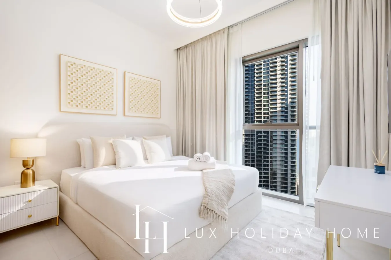 LUX The Creekside Skyline View Suite 6