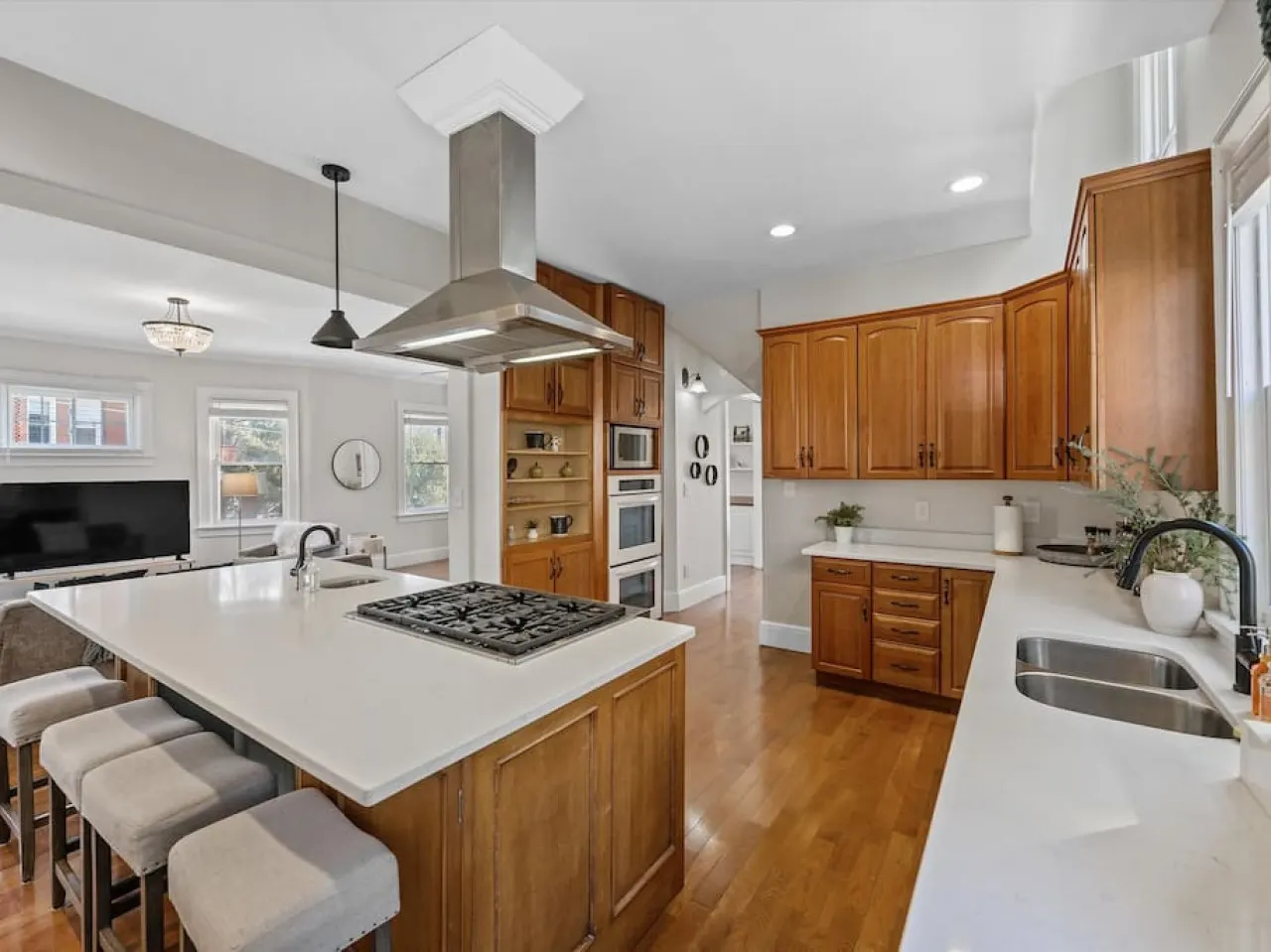 Deluxe 6-Bedroom 3-Min to Downtown! 2-car Driveway 1