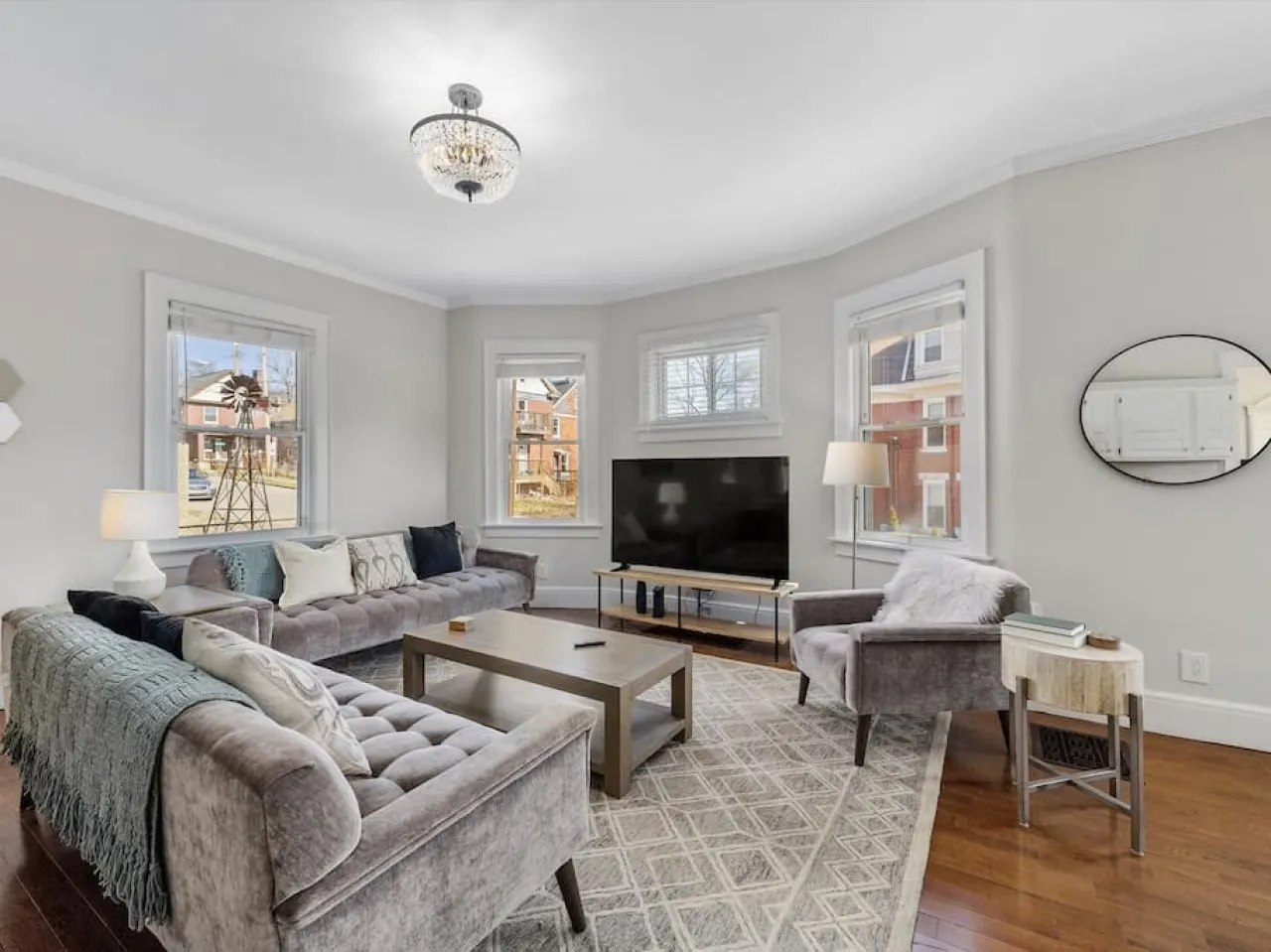 Deluxe 6-Bedroom 3-Min to Downtown! 2-car Driveway 2